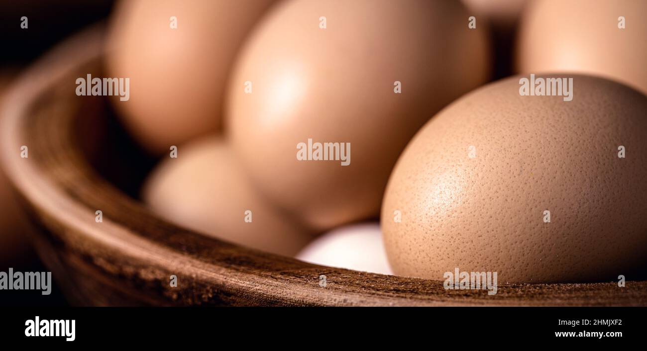 uova di pollo colorate, uova a scelta libera, senza additivi chimici, fuoco spot Foto Stock