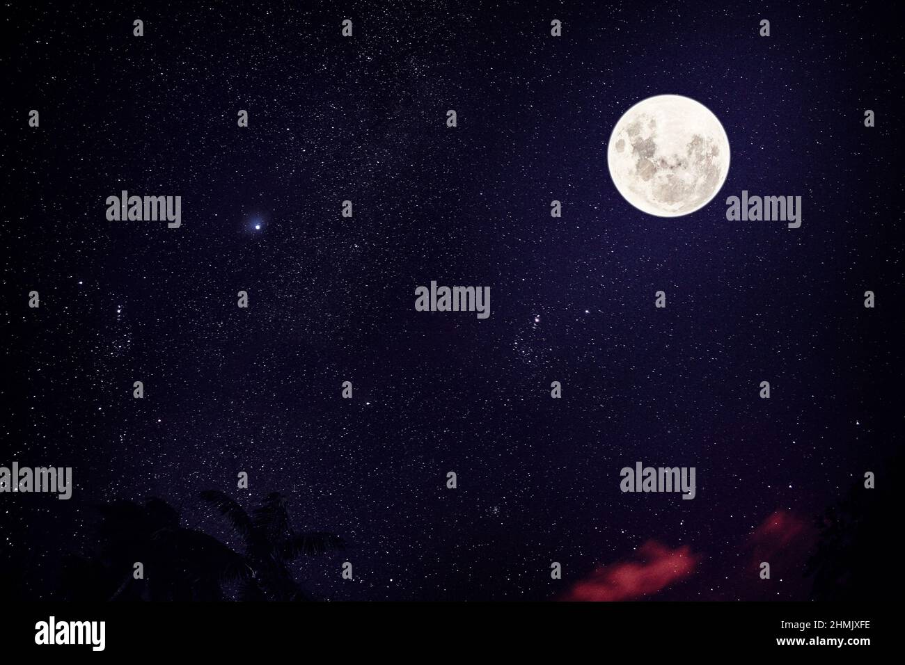 Super Luna piena sullo sfondo del cielo stellato e il vulcano che respira Foto Stock