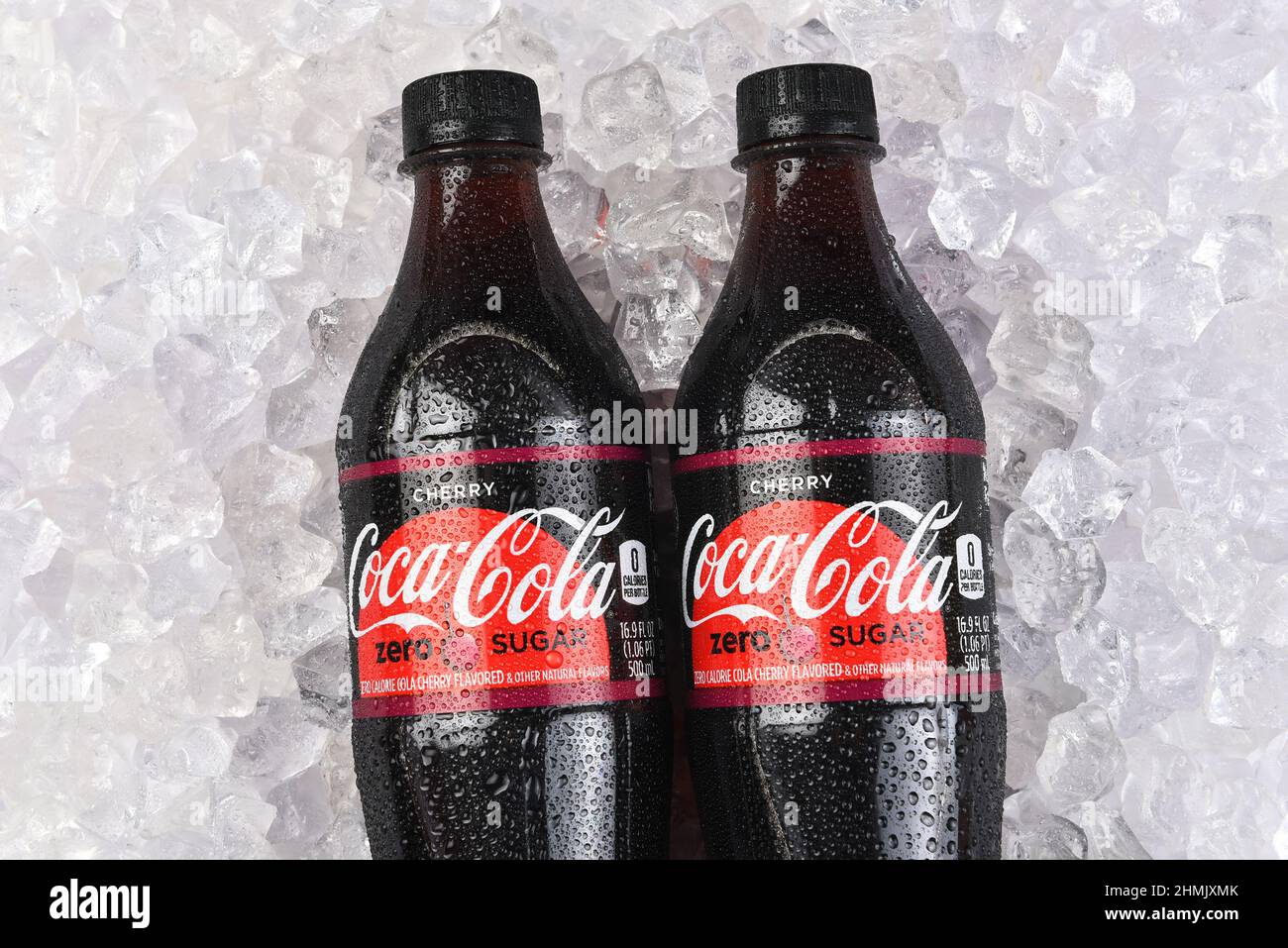 IRVINE, CALIFORNIA - 30 JAN 2022: Due bottiglie di Coca-Cola Zero di Cola Cola su un letto di ghiaccio. Foto Stock