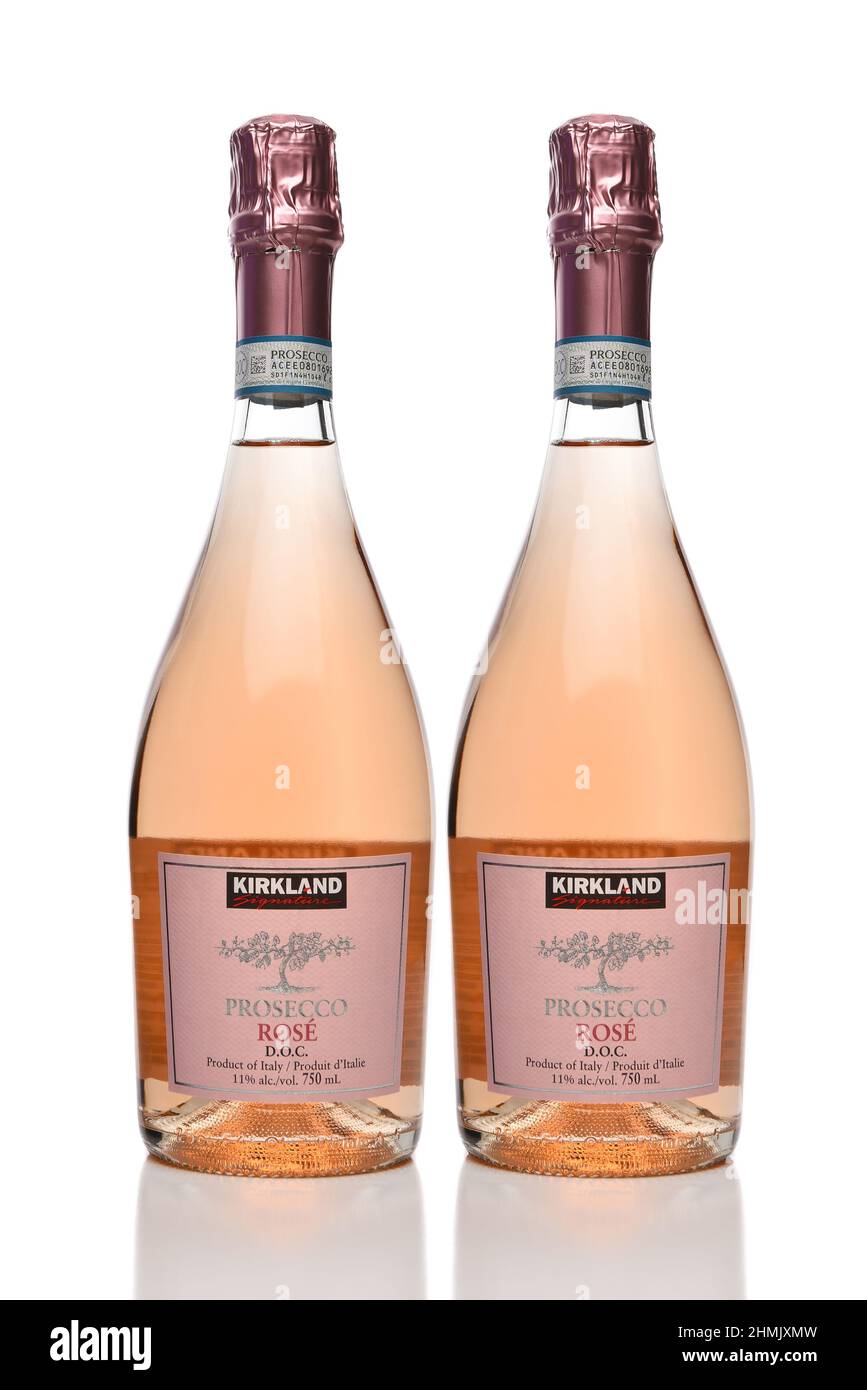 IRVINE, CALIFORNIA - 10 FEB 2022: Due bottiglie di Kirkland Signature Rose Prosecco, un'etichetta privata di Costco Wholesale. Foto Stock