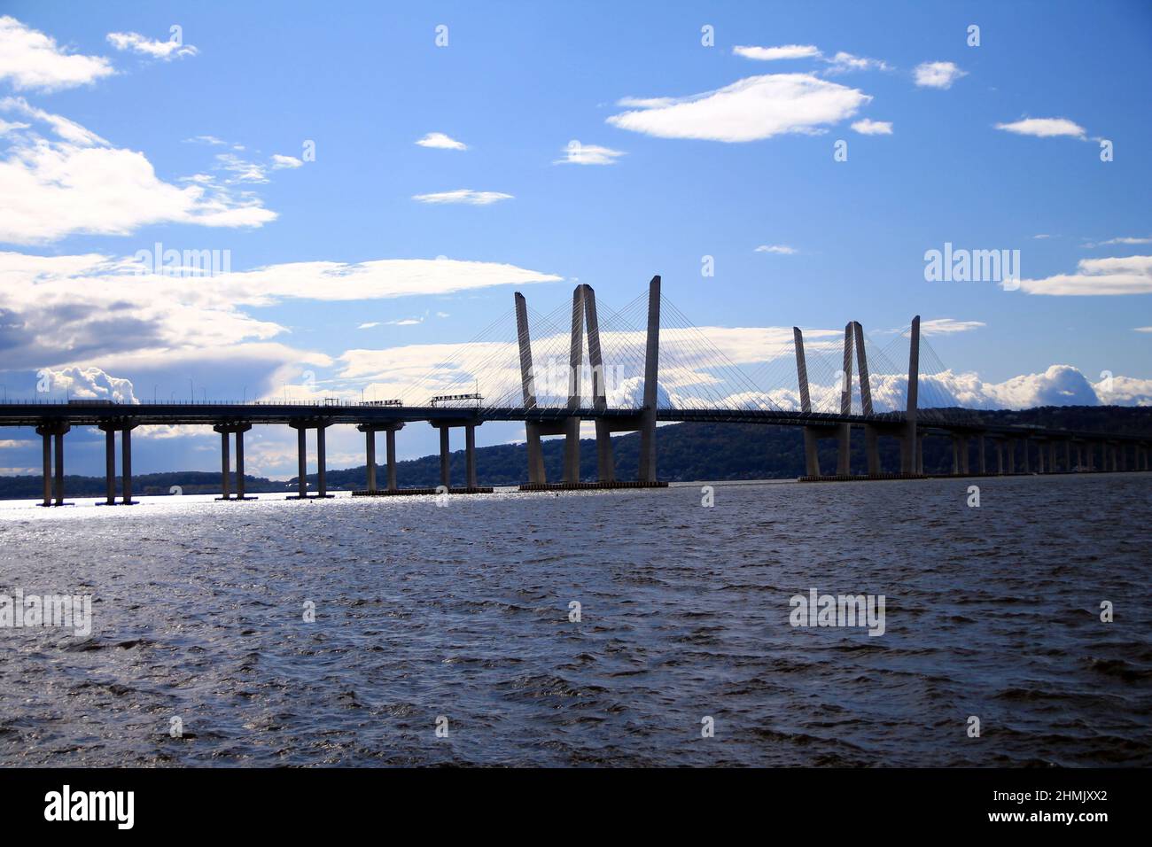 Immagine drammatica del ponte del Governatore Cuomo sul fiume Hudson nello stato di New York Foto Stock