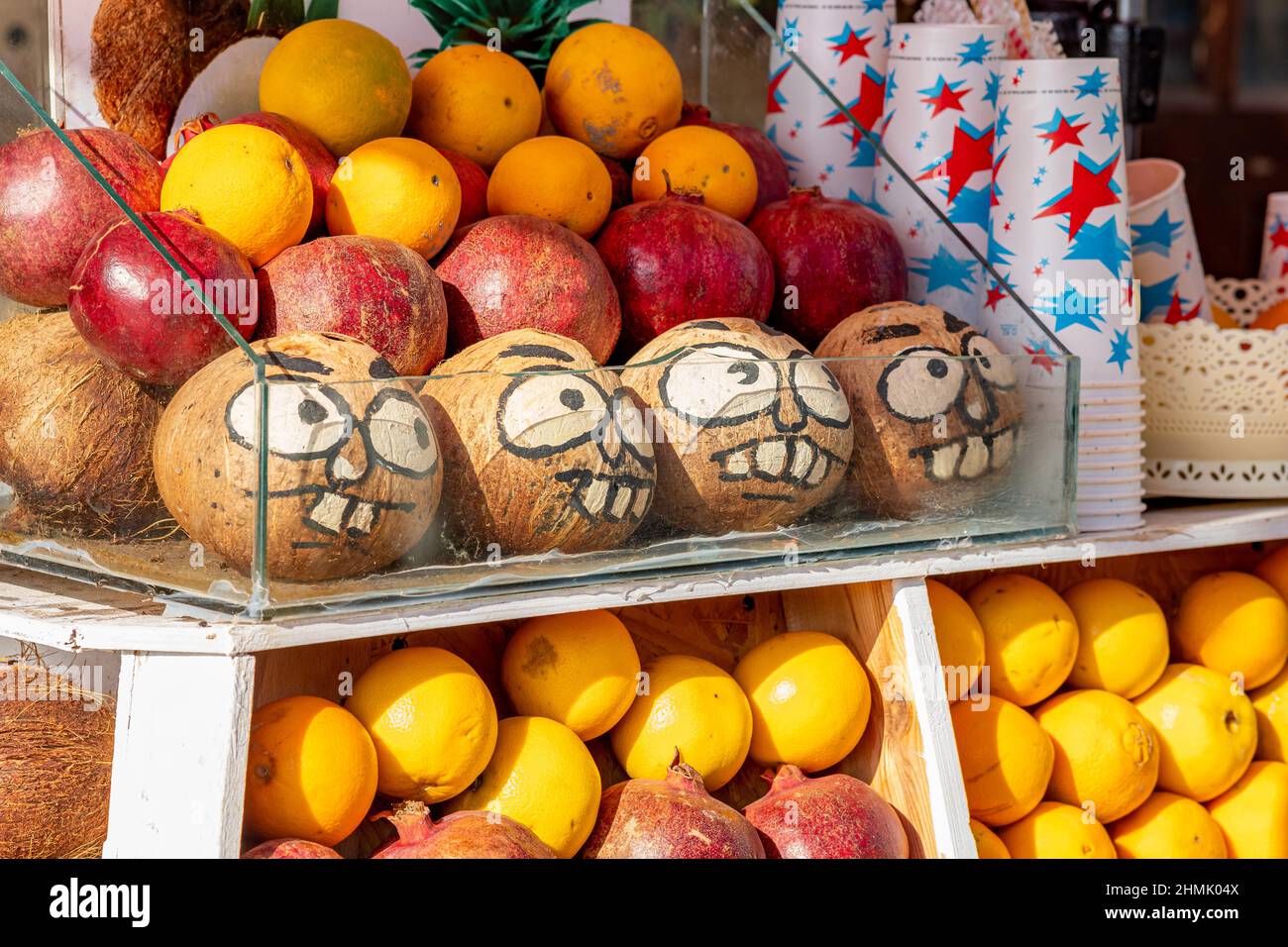 Antalya, Turchia - 15 novembre 2021: Facce divertenti dipinte su noci di cocco sul banco di un frutteto Foto Stock