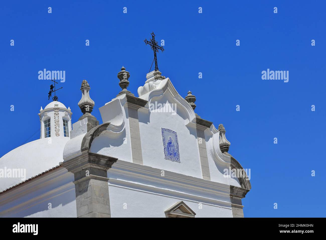 Frontone tardo barocco-azulejo portoghese della chiesa della Vergine Maria-Carmel. Tavira-Portogallo-097 Foto Stock