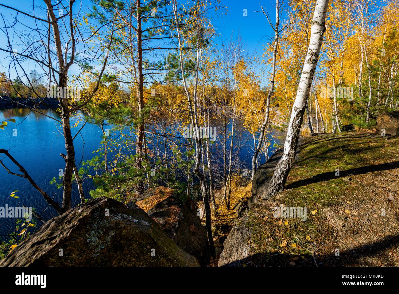 Pozzo aperto di granito. Abbandonato granito pietra Pit è in autunno. Foto Stock