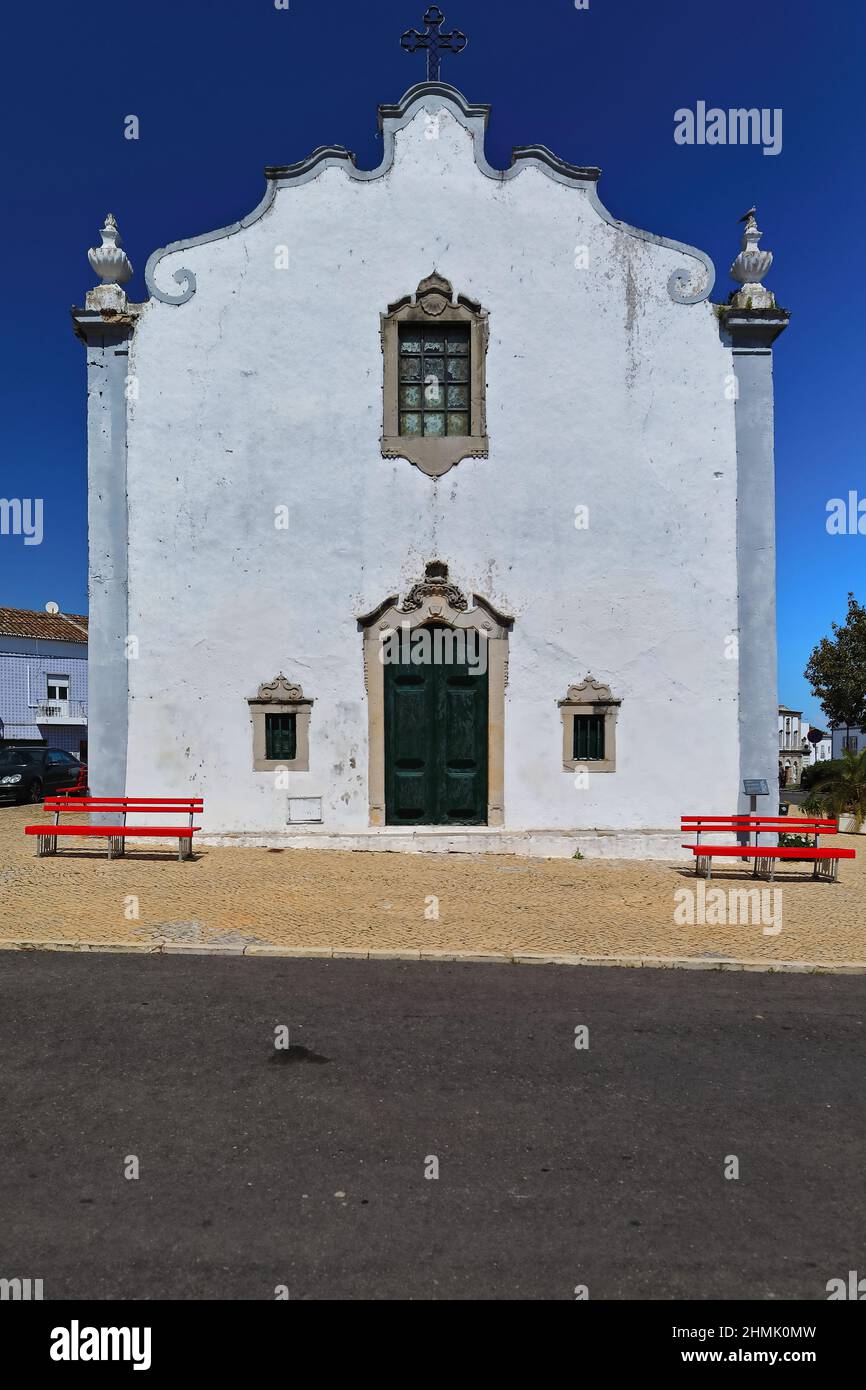 Facciata principale-porta ornata rococò e finestra-Eremo di San Biagio. Tavira-Portogallo-106 Foto Stock