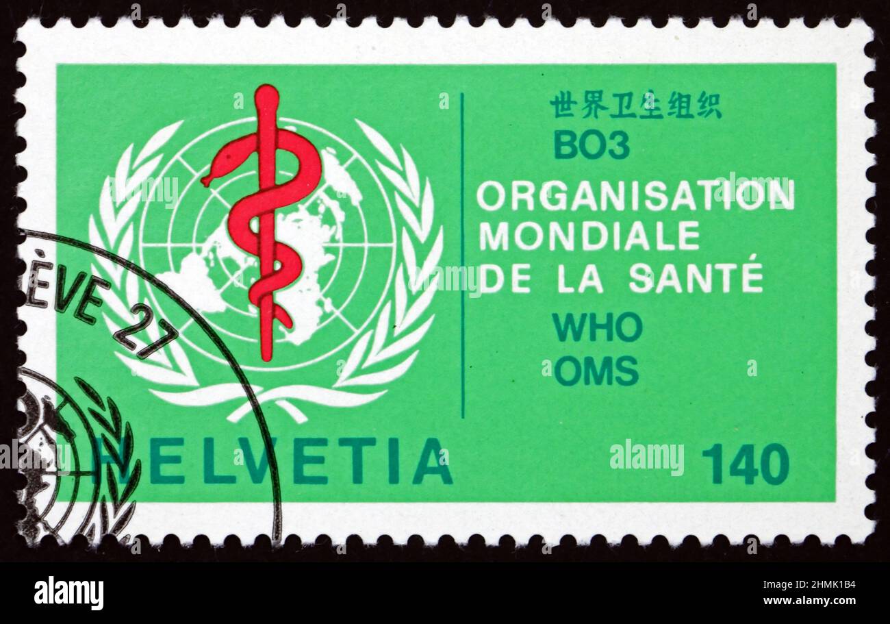SVIZZERA - CIRCA 1986: Un francobollo stampato in Svizzera mostra l'emblema dell'Organizzazione Mondiale della Sanità, circa 1986 Foto Stock