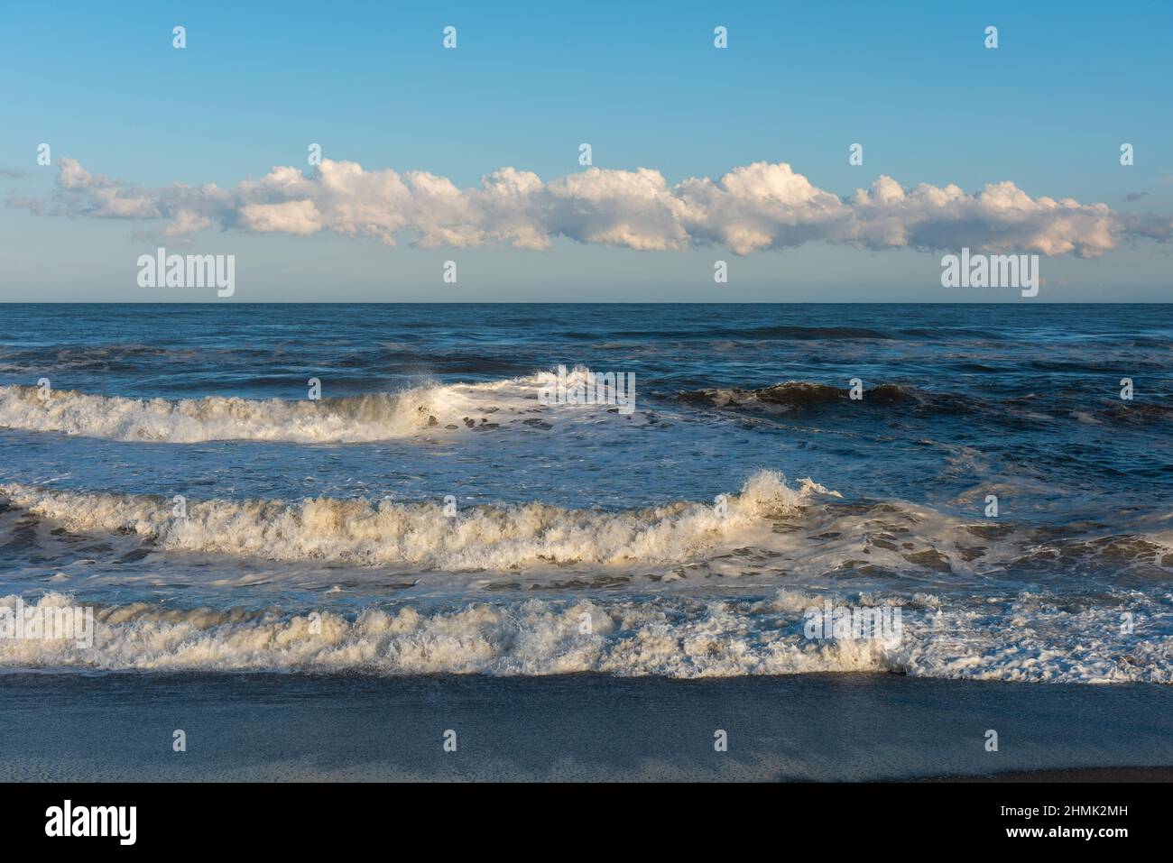 mediterraneo mare onde forte vento blu cielo gabbiani ambiente naturale Foto Stock
