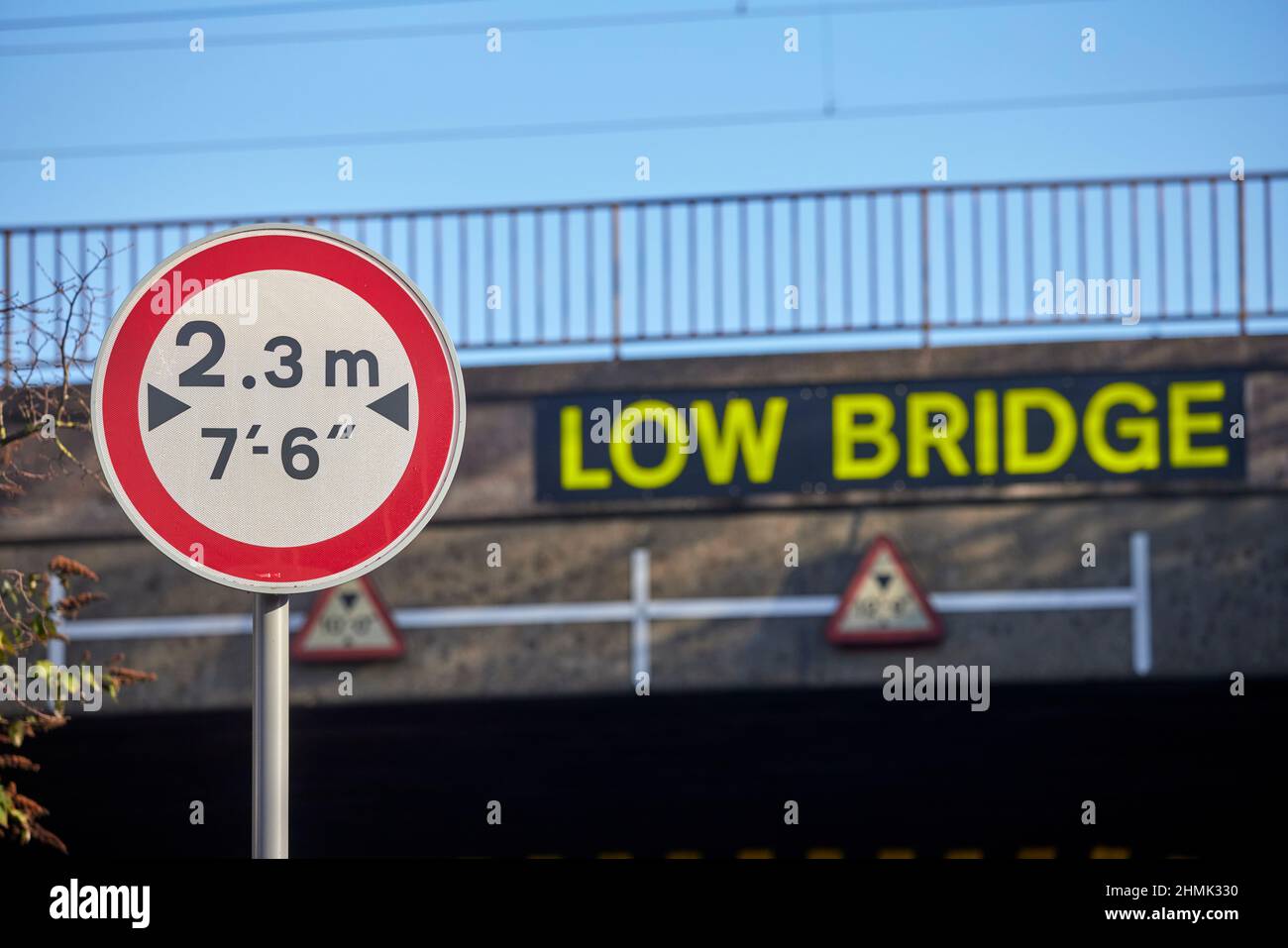 Segnale di avvertenza ponte basso e codice autostrada Foto Stock
