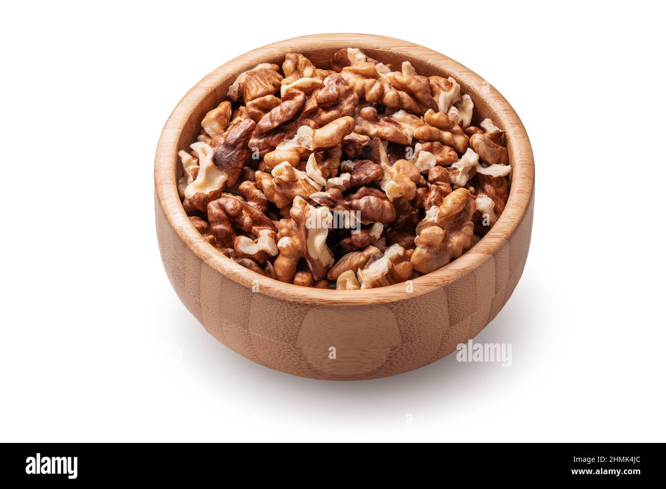 Noci organiche crude in ciotola di legno isolato su sfondo bianco. Foto Stock
