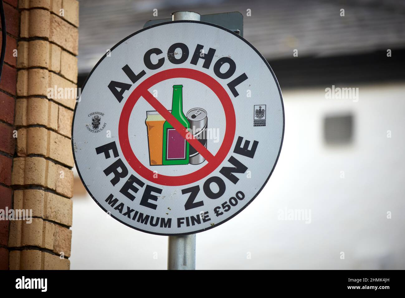 Segnale di avvertimento per il Warrington Town Center Alcohol Free zone Foto Stock