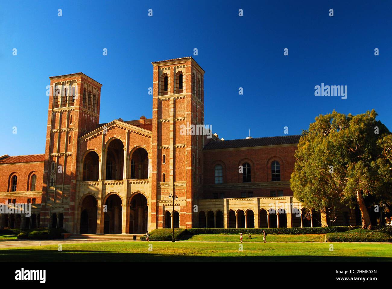 La storica Royce Hall, nel campus universitario dell'UCLA, serve come sala per le performance universitarie, teatro e auditorium Foto Stock