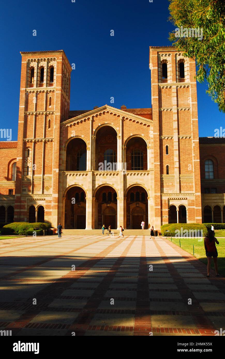 Il Royce Hall sorge nel centro del campus UCLA e funge da teatro e centro per le arti dello spettacolo dell'università Foto Stock