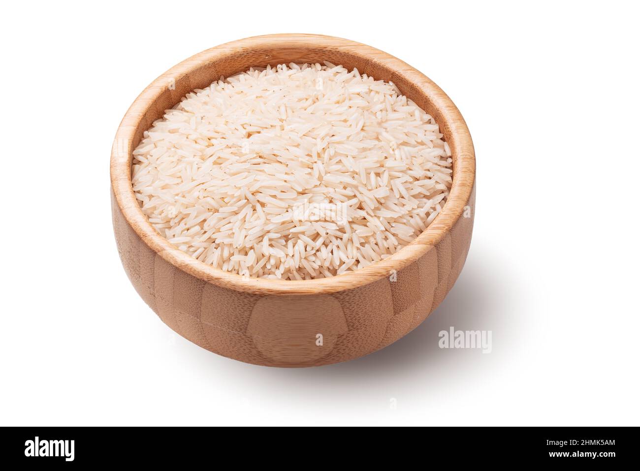 Riso basmati lungo in ciotola di legno isolato su sfondo bianco Foto Stock
