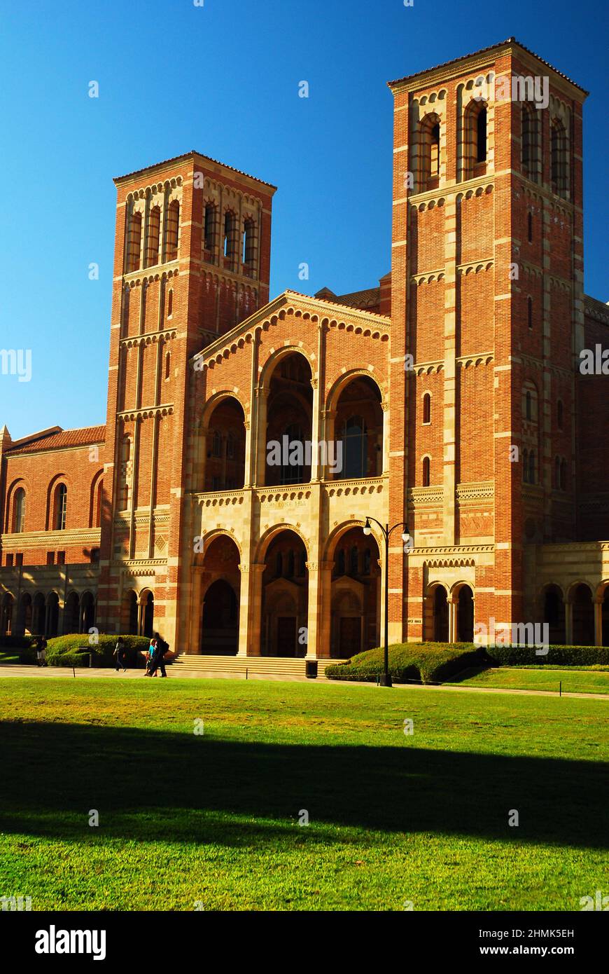 La University of California di Los Angeles ospita la Royce Hall, un teatro storico e una sala per spettacoli nel centro del campus Foto Stock