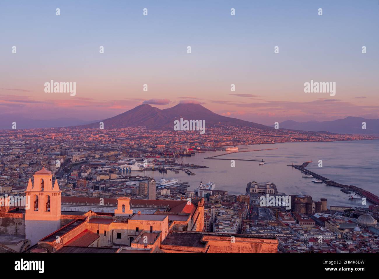 Napoli, Italia 23 gennaio 2022: Napoli durante un tramonto roseo, nel vesuvio Foto Stock