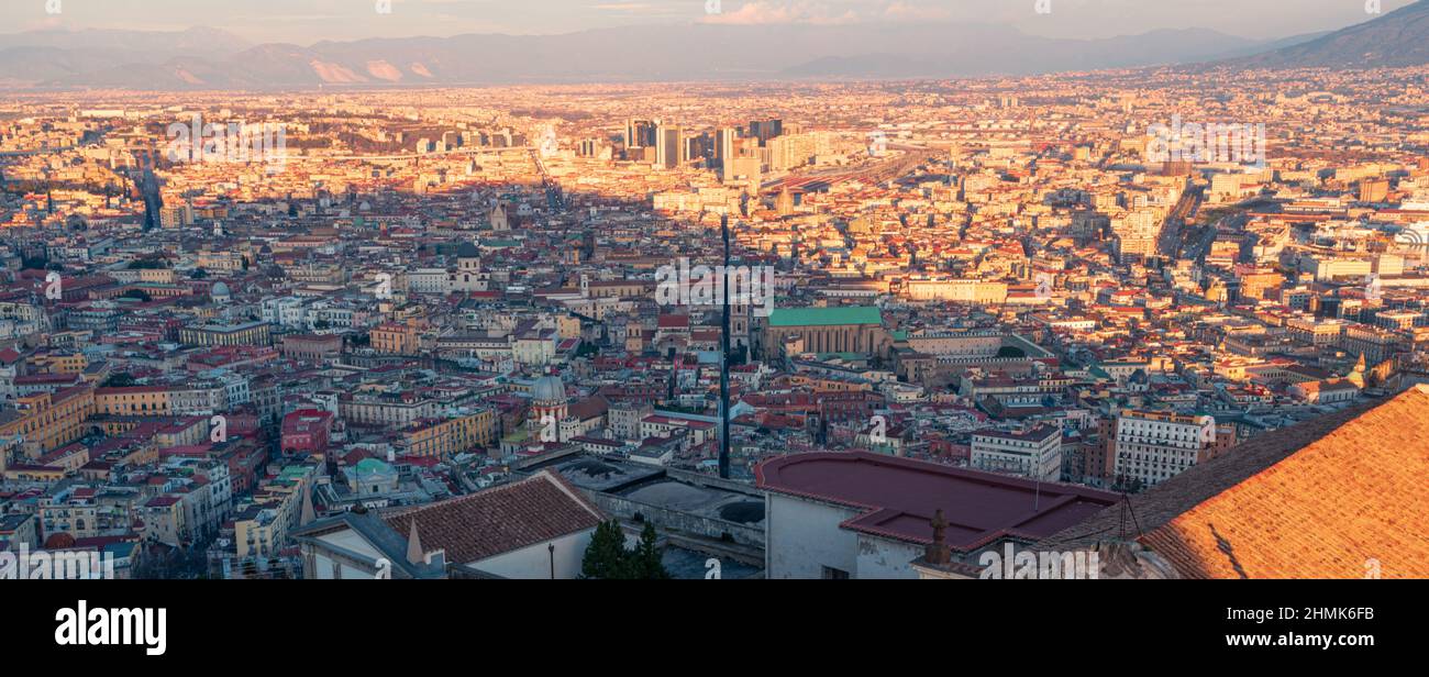 Napoli, Italia 23 gennaio 2022: Spaccanapoli è sorrinato da tutti gli edifici unici del centro di Napoli Foto Stock
