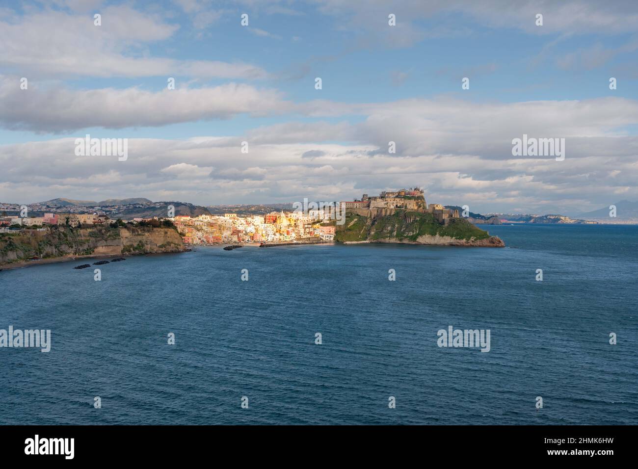 Procida - Napoli, Italia, 24 gennaio 2022: L'isola panoramica di Procida è baciata dal sole, sullo sfondo della baia di Napoli. Foto di alta qualità Foto Stock