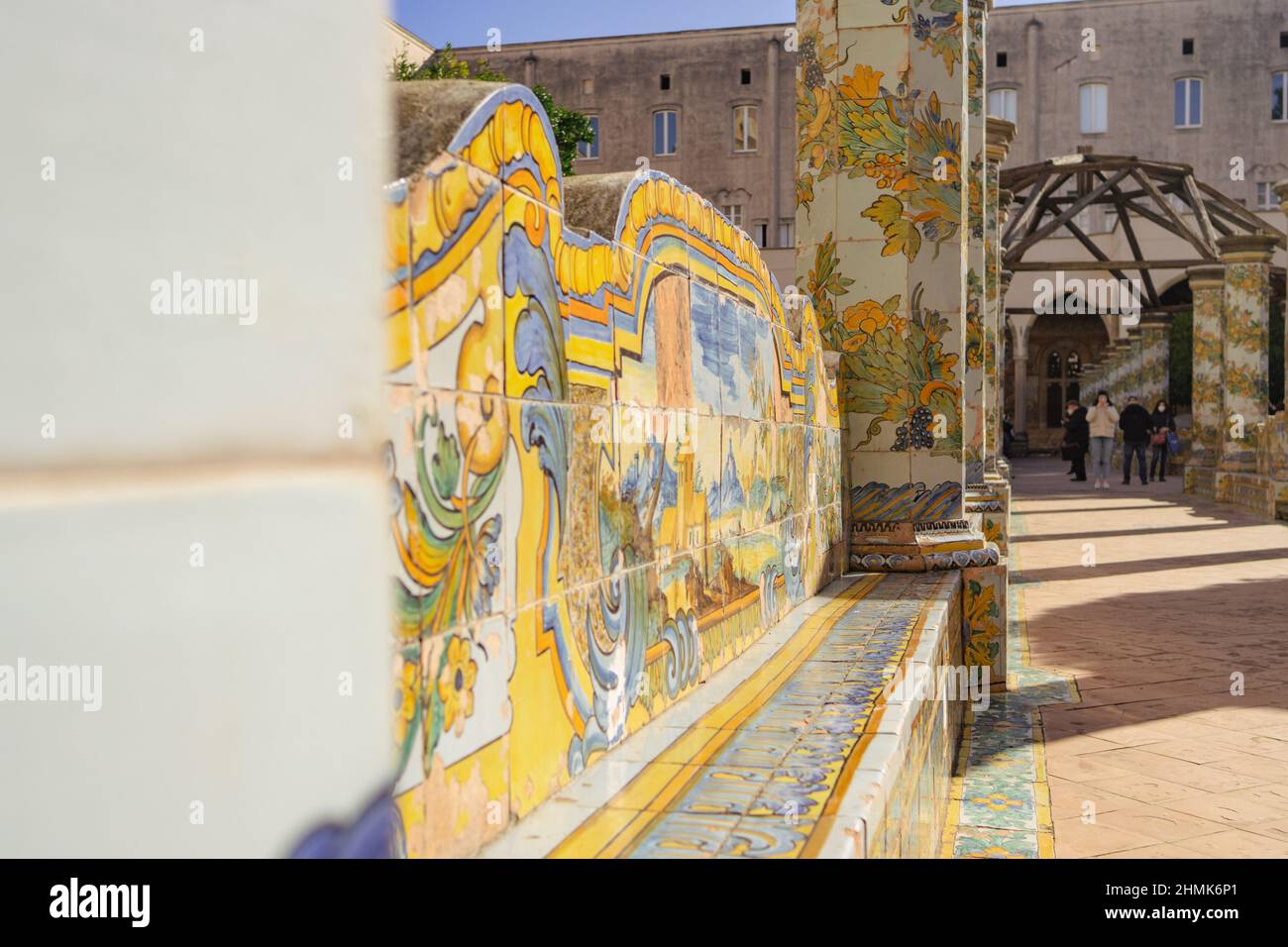 Napoli, Italia, 22 gennaio 2022: Chiostro di Santa Chiara e le sue famose piastrelle maioliche Foto Stock