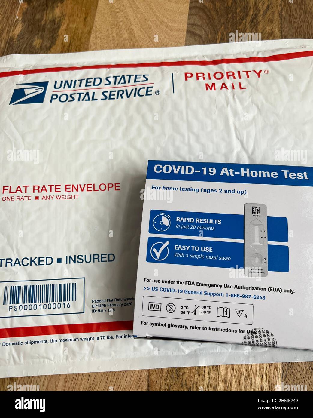 Test rapidi antigenici a domicilio COVID-19 gratuiti effettuati dal governo degli Stati Uniti tramite il servizio postale degli Stati Uniti. Foto Stock