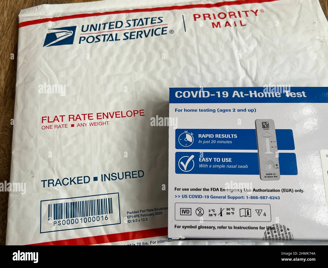Test rapidi antigenici a domicilio COVID-19 gratuiti effettuati dal governo degli Stati Uniti tramite il servizio postale degli Stati Uniti. Foto Stock