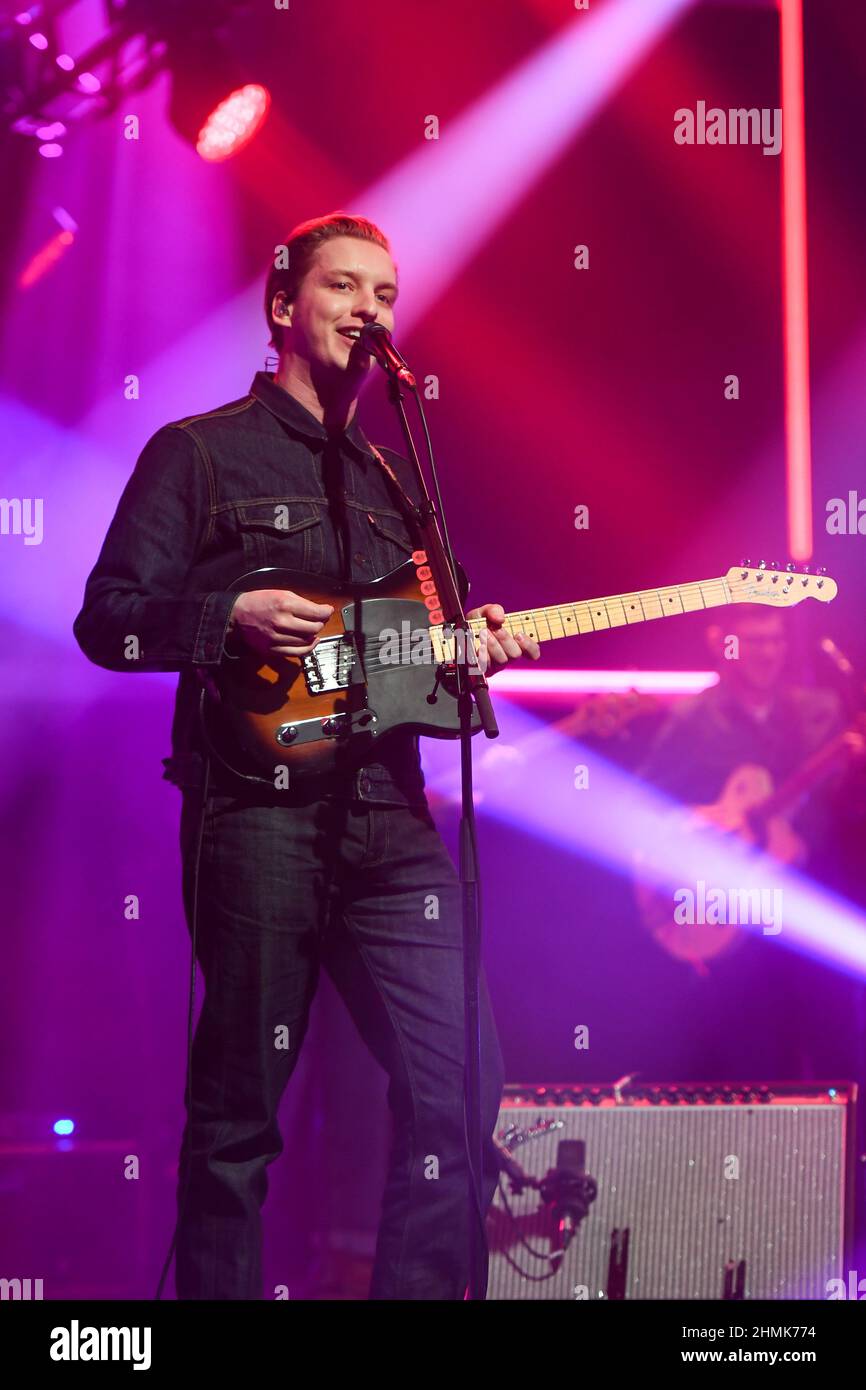 USO EDITORIALE SOLO George Ezra si esibisce durante le riprese per il Graham Norton Show presso il BBC Studioworks 6 Television Center, Wood Lane, Londra, per essere trasmesso su BBC One venerdì sera. Foto Stock