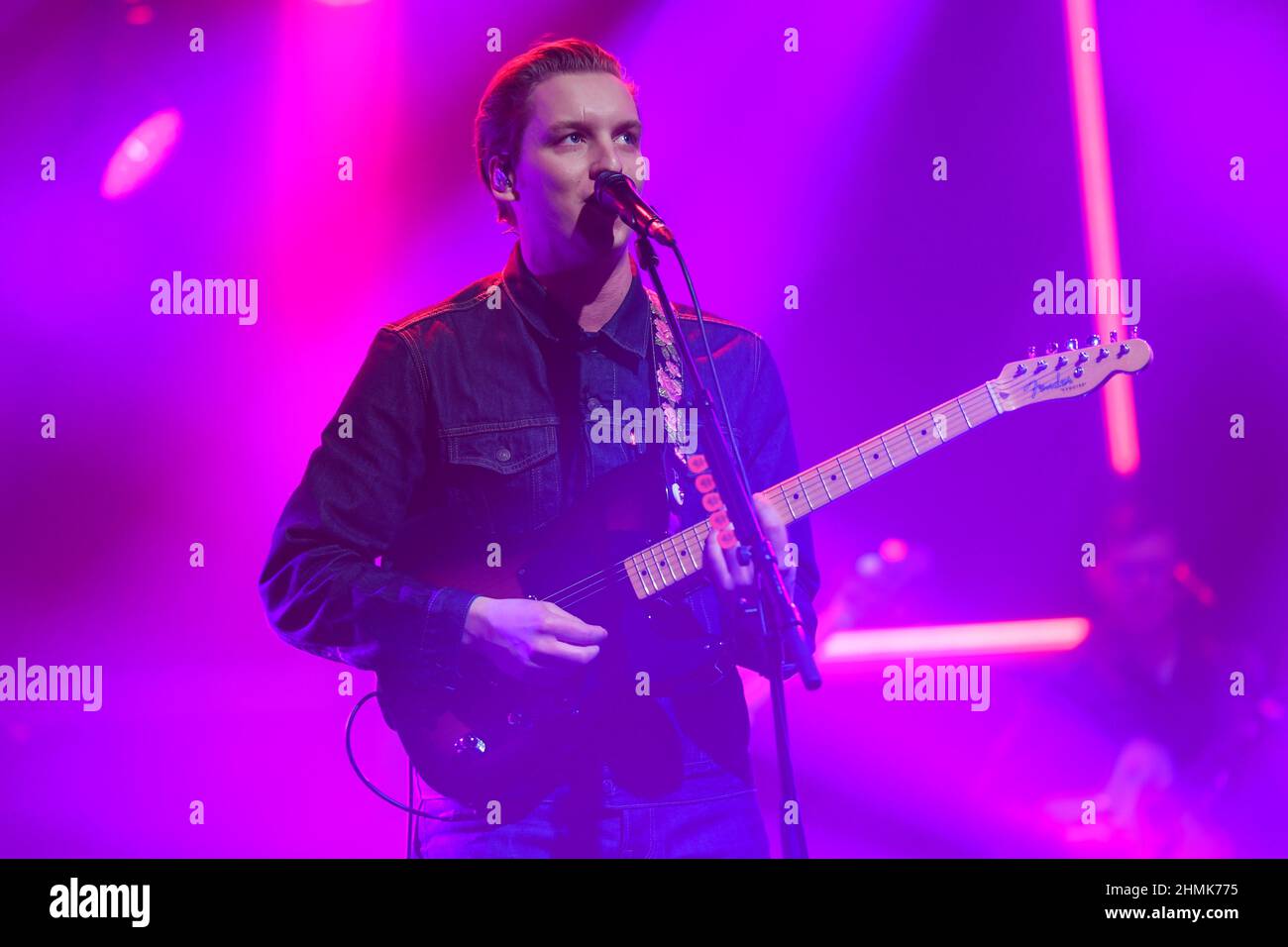 USO EDITORIALE SOLO George Ezra si esibisce durante le riprese per il Graham Norton Show presso il BBC Studioworks 6 Television Center, Wood Lane, Londra, per essere trasmesso su BBC One venerdì sera. Foto Stock