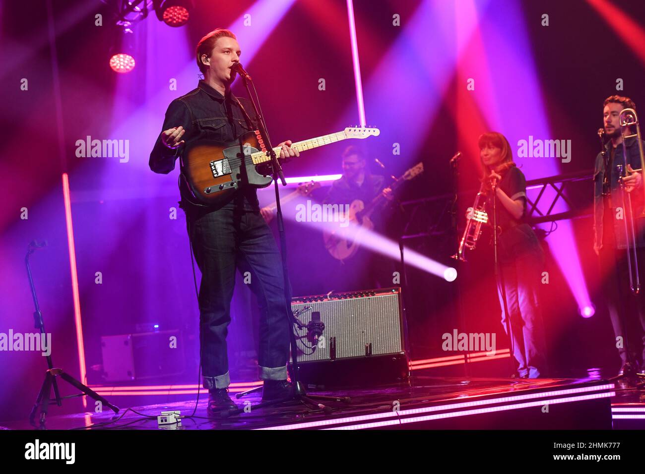 USO EDITORIALE SOLO George Ezra si esibisce durante le riprese per il Graham Norton Show presso il BBC Studioworks 6 Television Center, Wood Lane, Londra, per essere trasmesso su BBC One venerdì sera. Foto Stock