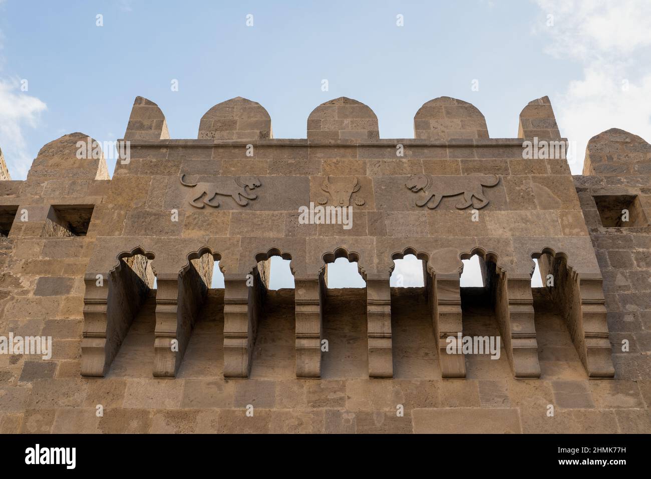 Il bassorilievo sulla torre di antiche fortificazioni è un simbolo medievale della città di Baku, Azerbaigian. Foto Stock