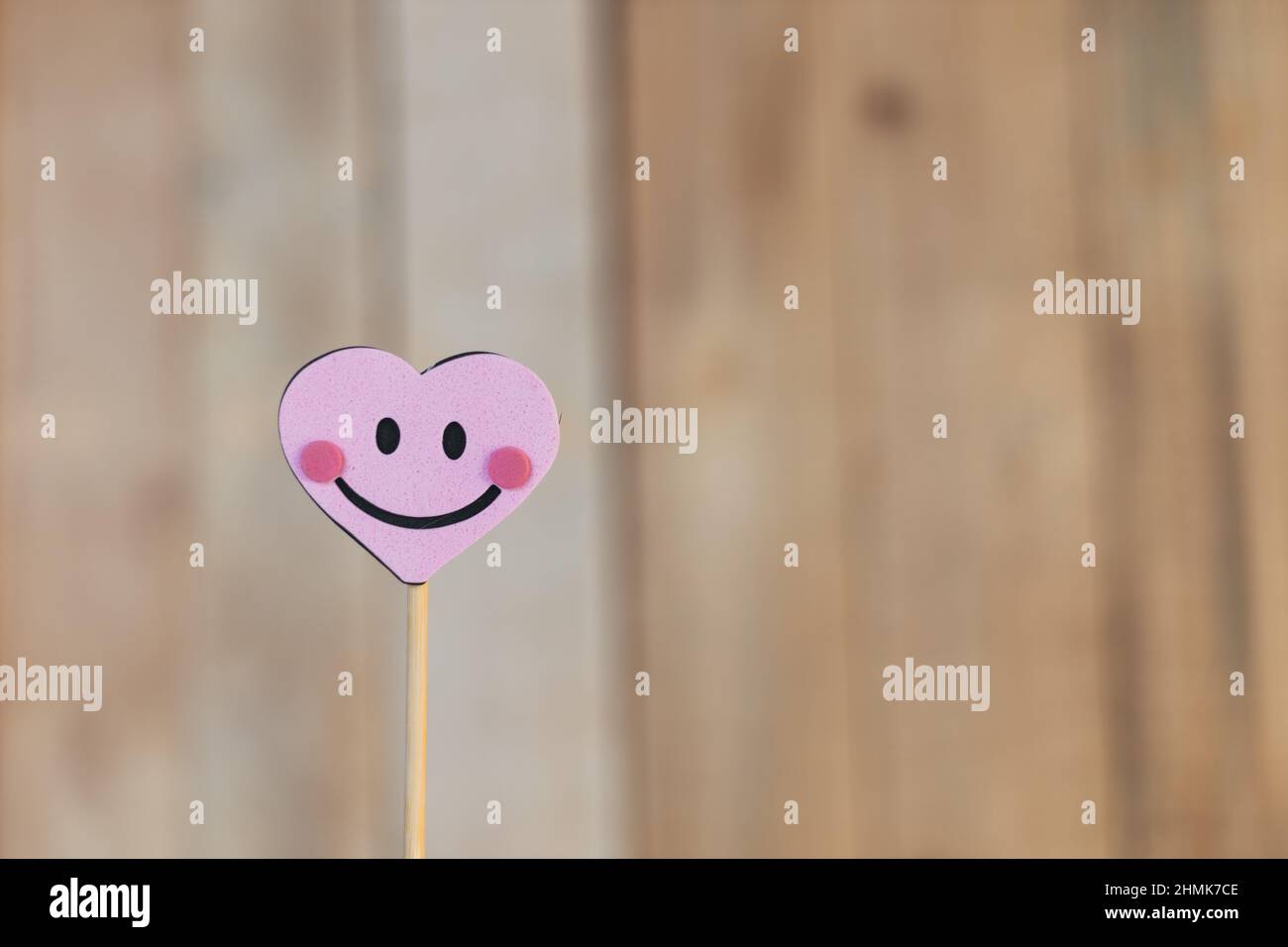 cuori rosa su sfondo di legno, giorno di san valentino Foto Stock
