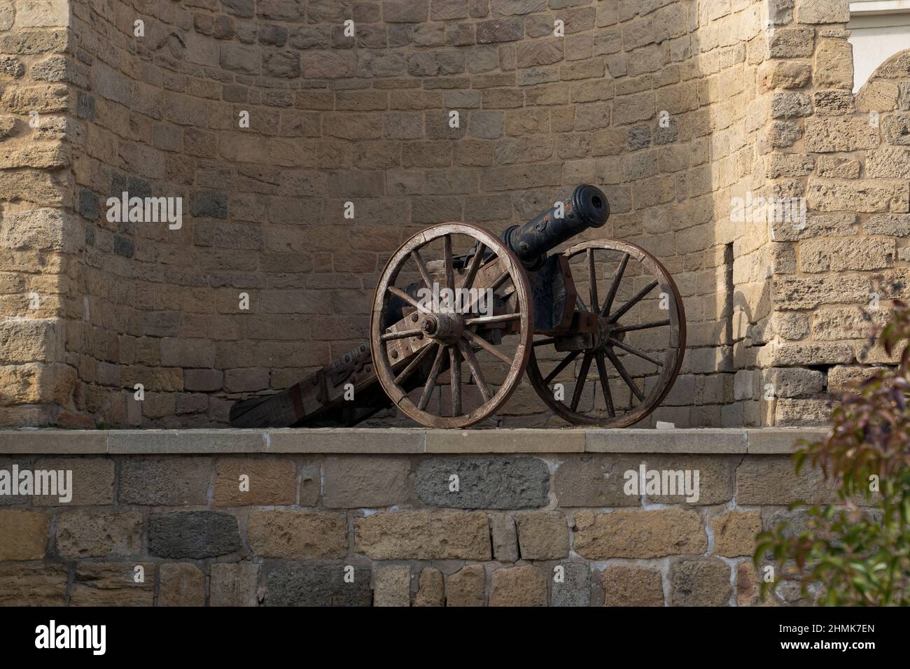 Un antico cannone sullo sfondo delle mura della Città Vecchia. Centro storico di Baku, Azerbaigian Foto Stock