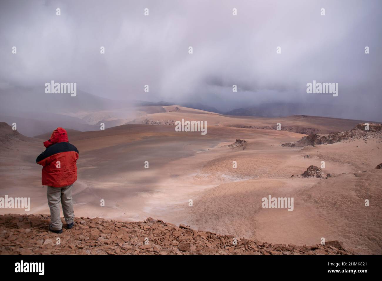 Una persona che affronta una tempesta al confine tra Cile e Argentina, nelle alte Ande di Copiapó, a 5000 metri sul livello del mare Foto Stock