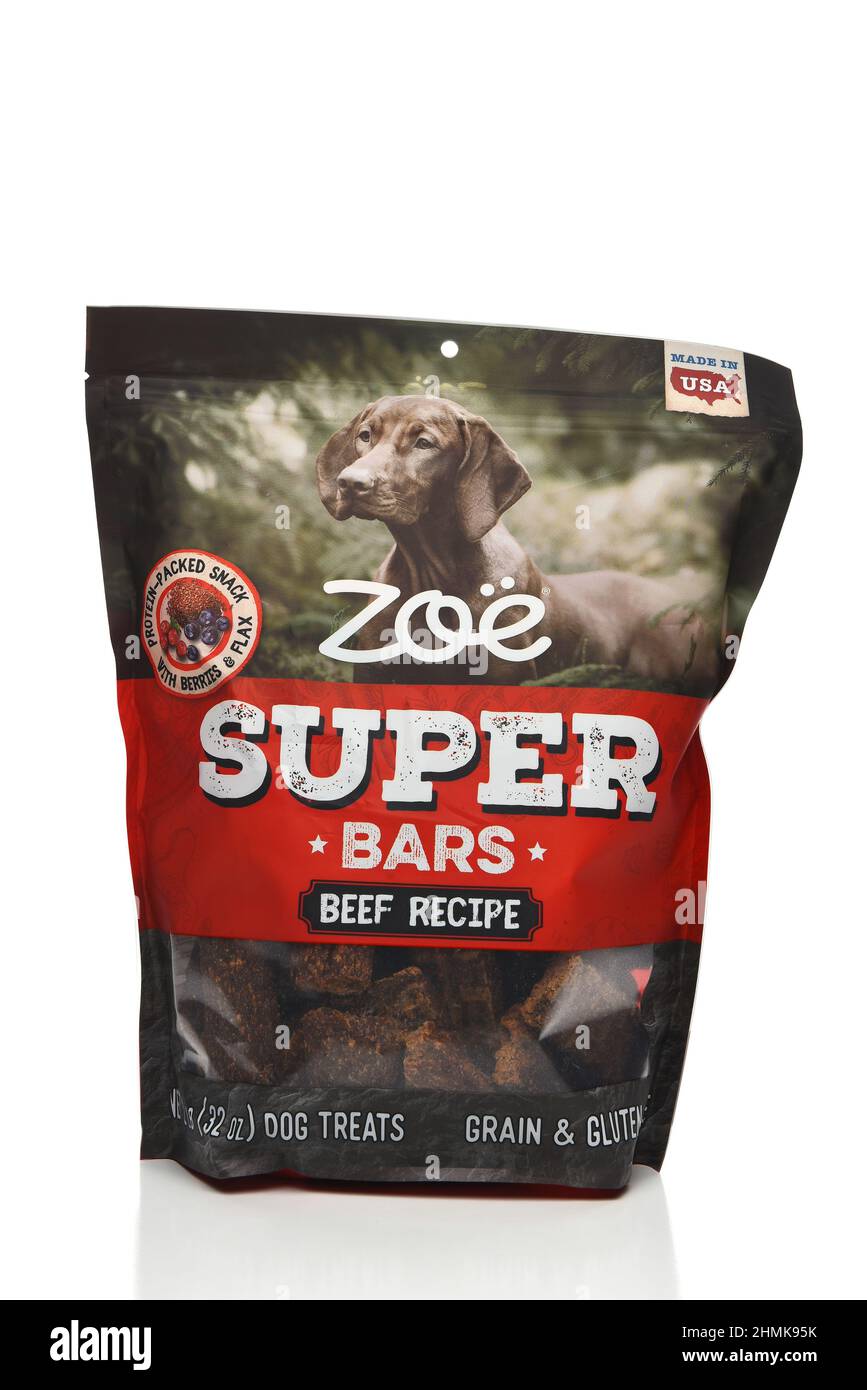 IRVINE, CALIFORNIA - 10 FEB 2022: Una borsa di Zoe Super Bar Beef Ricetta Dog treats. Foto Stock