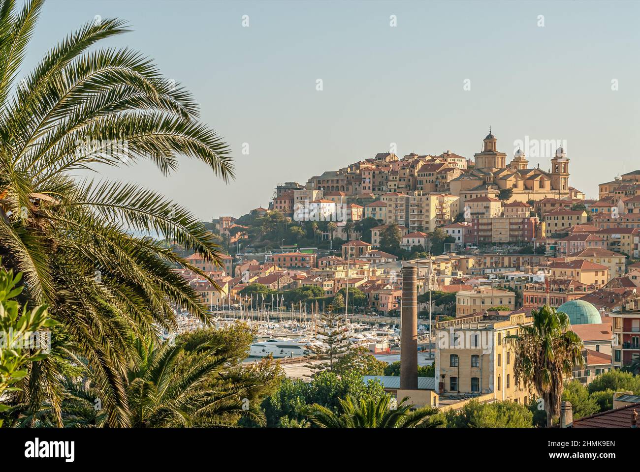 Vista a distanza di Imperia Porto Maurizio, Liguria, Italia Foto Stock