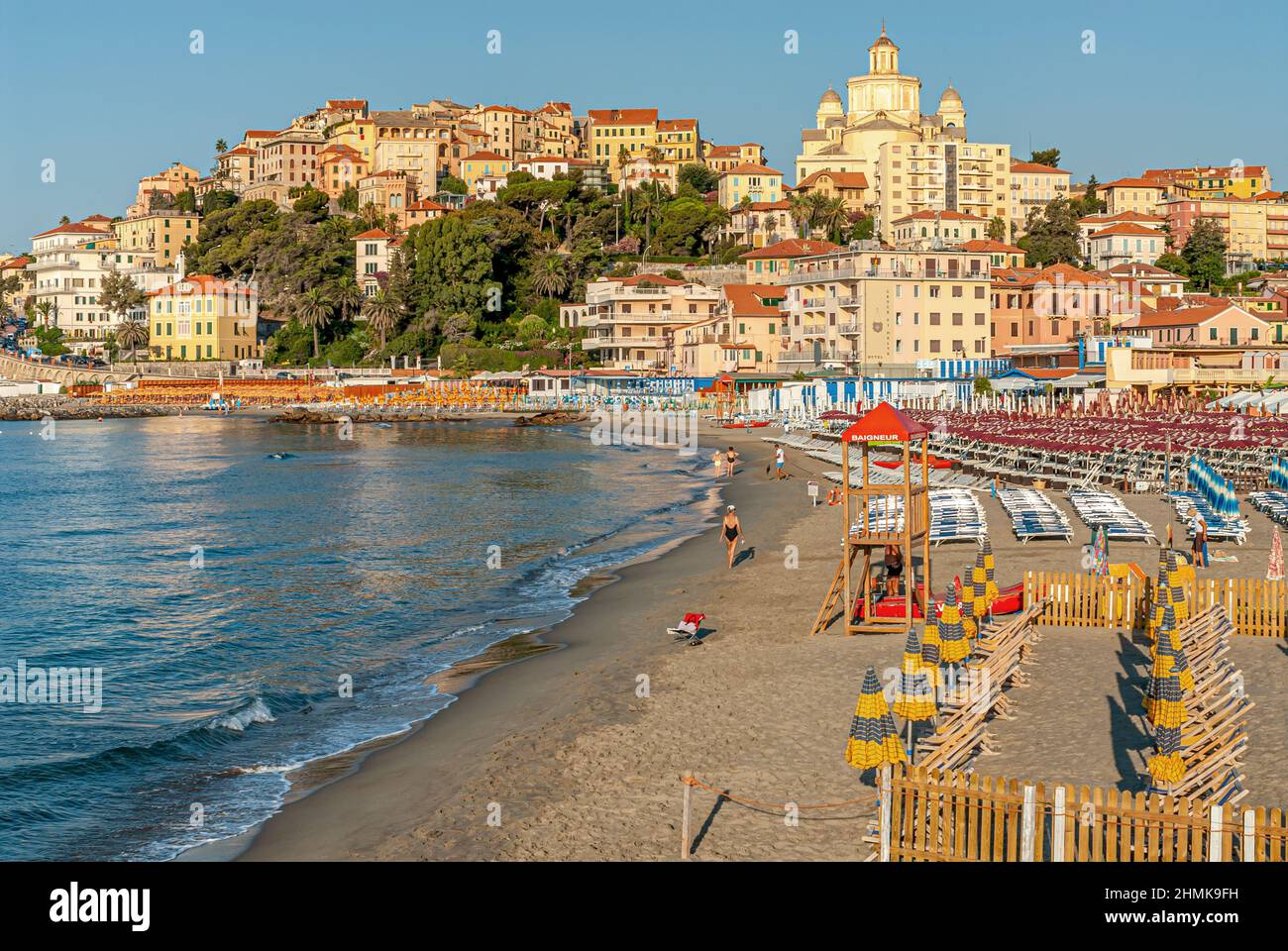 Spiaggia di Porto Maurizio di fronte al centro storico di Imperia, Liguria, Nord Ovest Italia. Foto Stock