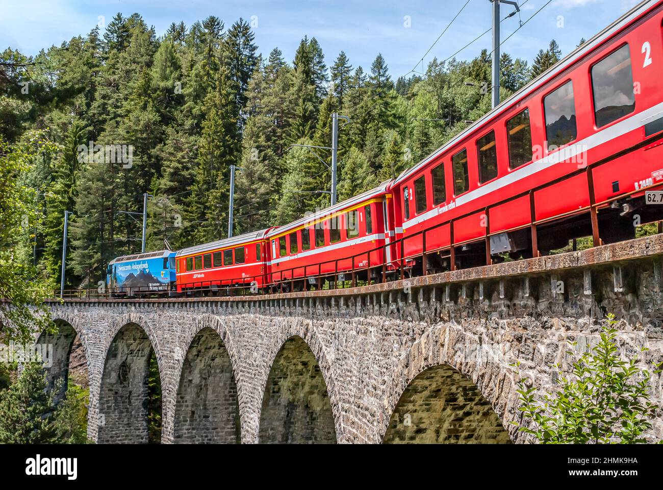 Treno di montagna al Viadukt Schmittnertobel vicino al Viadukt Landwasser, Filisur, Svizzera Foto Stock