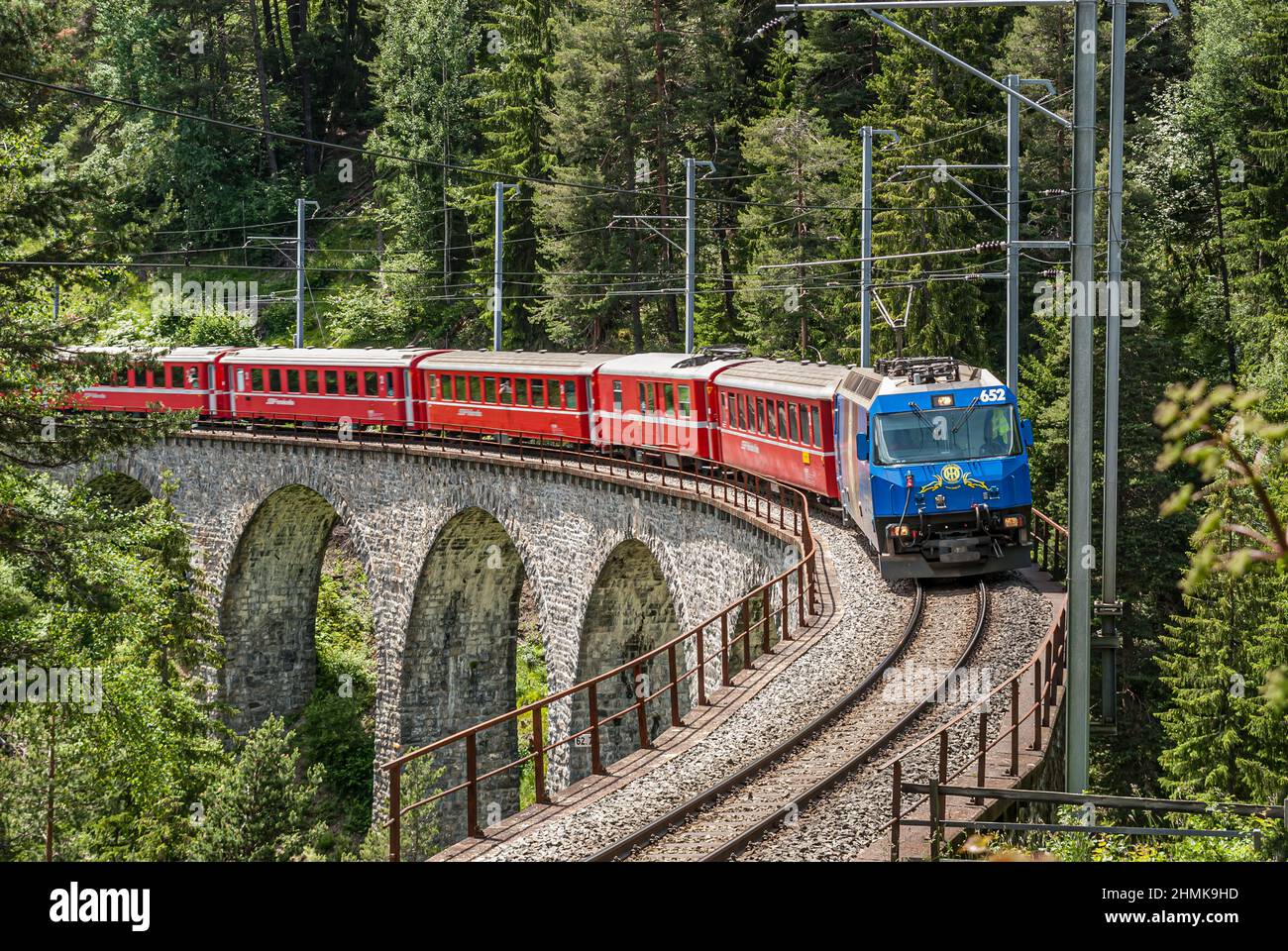 Treno di montagna al Viadukt Schmittnertobel vicino al Viadukt Landwasser, Filisur, Svizzera Foto Stock