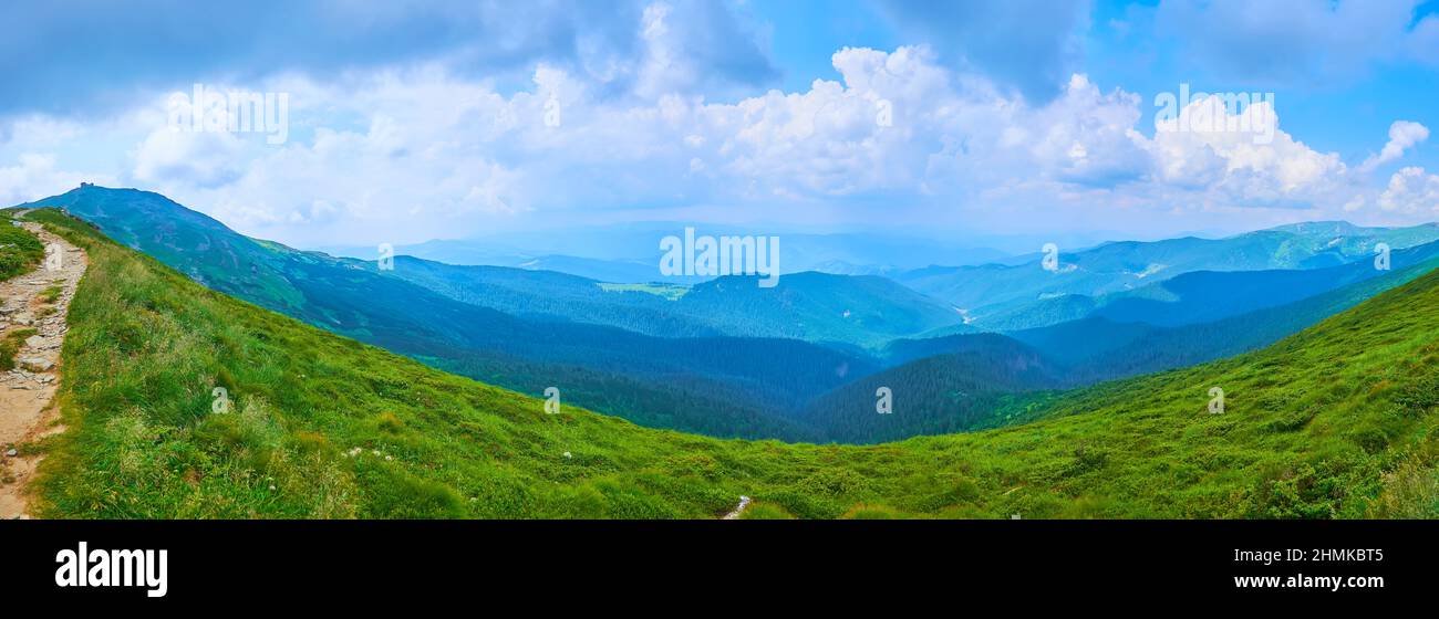 Panorama delle viste sulle montagne durante l'escursione al Monte PIP Ivan, catena montuosa di Chornohora, Carpazi, Ucraina Foto Stock