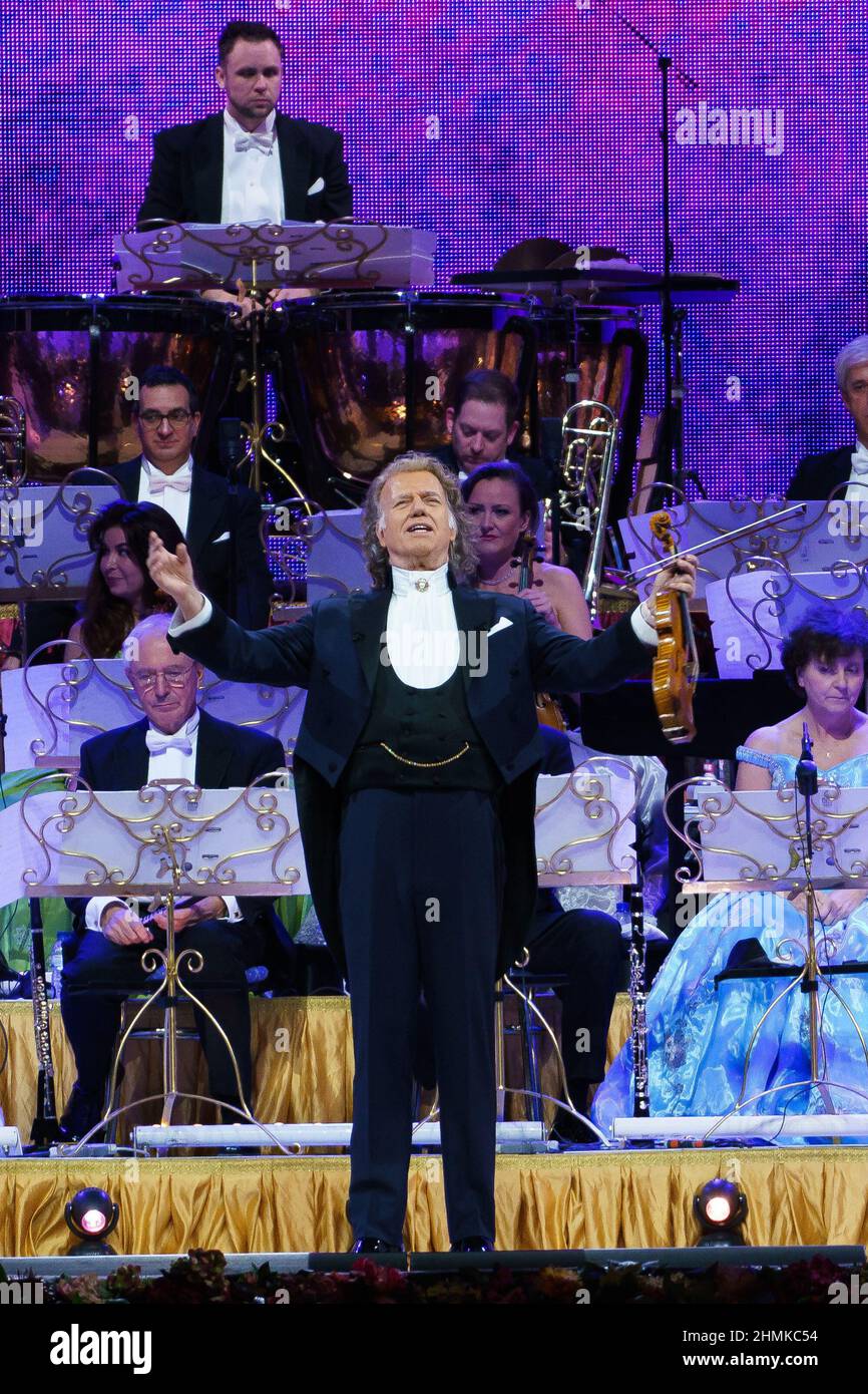 Madrid, Spagna. 10th Feb 2022. Il violinista olandese Andre Rieu si esibisce durante il concerto Happy Together 2022 presso il Wizink Centre di Madrid. (Foto di Atilano Garcia/SOPA Images/Sipa USA) Credit: Sipa USA/Alamy Live News Foto Stock