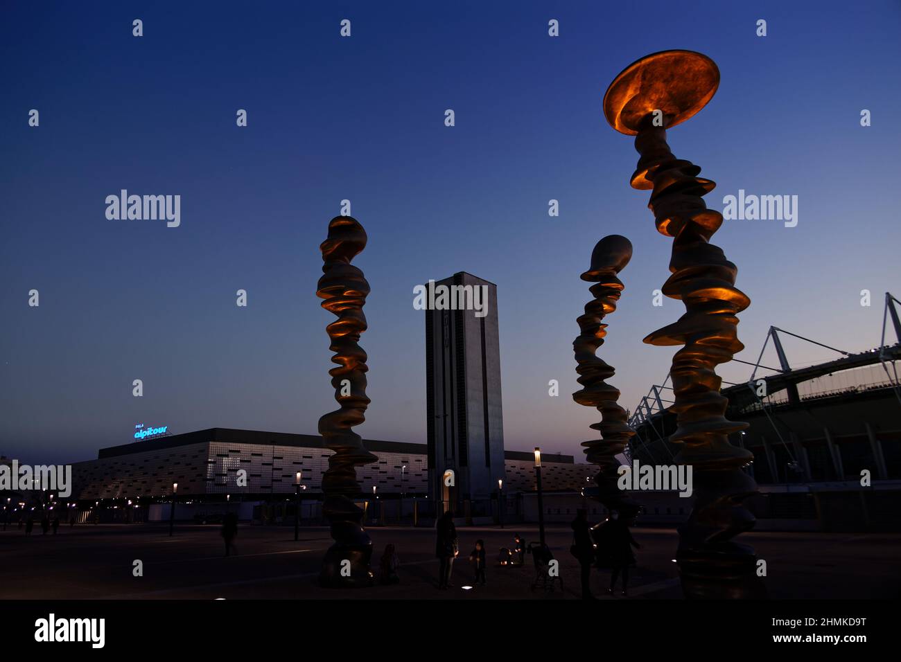 Vista di Piazza D'armi: L'opera di Tony Cragg (fronte) e il Palasport Olimpico (retro) che ospiterà il Concorso di canzoni Eurovisione 2022. Foto Stock