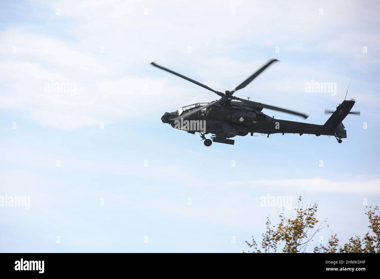 1-10 Attack Battaglione ospita una giornata di famiglia per le famiglie dei loro soldato, mentre mostra la loro forza. AH-64D gli equipaggi hanno sparato 30mm e Hydra 70 razzi. (STATI UNITI Foto dell'esercito di Sgt. Michael Wilson) Foto Stock