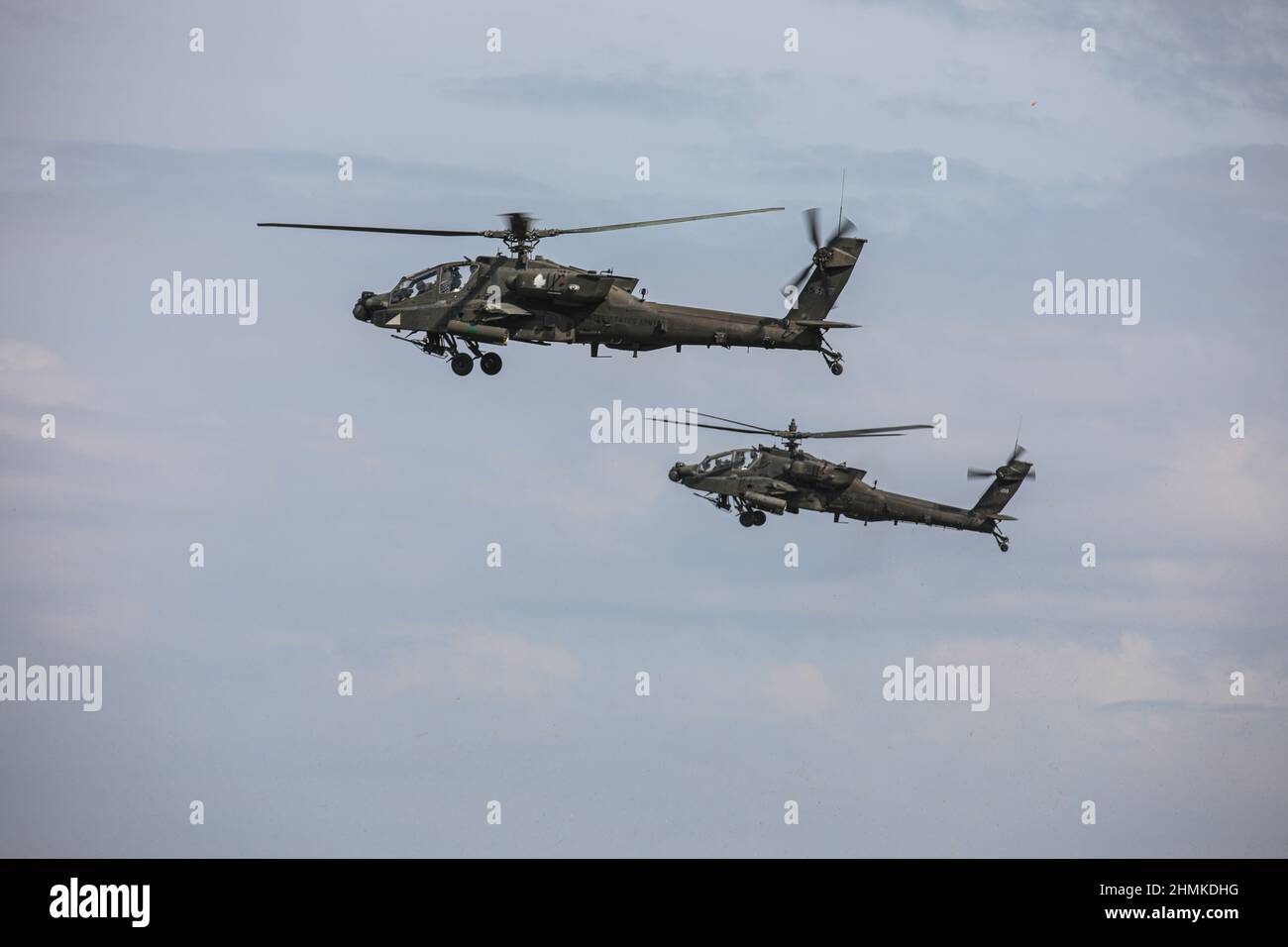 1-10 Attack Battaglione ospita una giornata di famiglia per le famiglie dei loro soldato, mentre mostra la loro forza. AH-64D gli equipaggi hanno sparato 30mm e Hydra 70 razzi. (STATI UNITI Foto dell'esercito di Sgt. Michael Wilson) Foto Stock