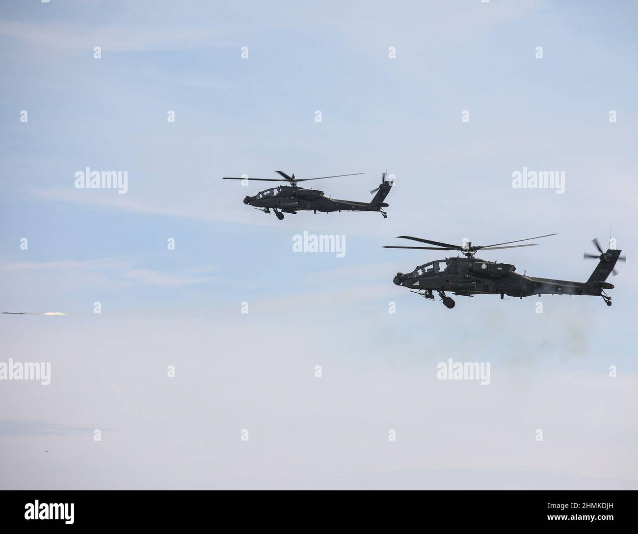 1-10 Attack Battaglione ospita una giornata di famiglia per le famiglie dei loro soldato, mentre mostra la loro forza. AH-64D gli equipaggi hanno sparato 30mm e Hydra 70 razzi. (STATI UNITI Foto dell'esercito di Sgt. Michael Wilson) Foto Stock