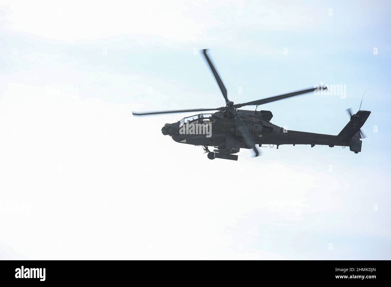 1-10 Attack Battaglione ospita una giornata di famiglia per le famiglie dei loro soldato, mentre mostra la loro forza. AH-64D gli equipaggi hanno sparato 30mm e Hydra 70 razzi. (STATI UNITI Foto dell'esercito di Sgt. Michael Wilson) Foto Stock