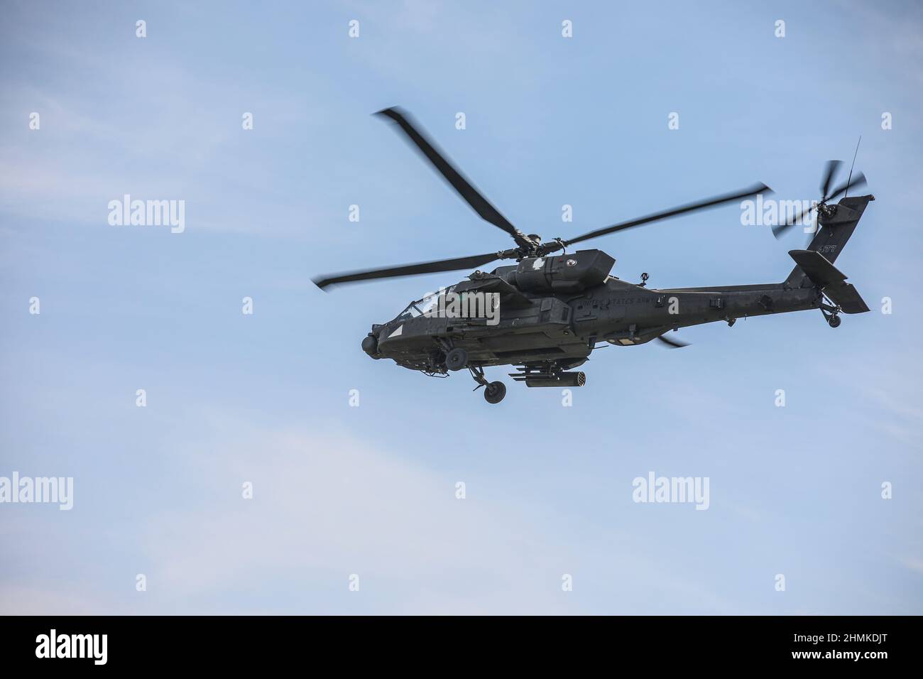 1-10 Attack Battaglione ospita una giornata di famiglia per le famiglie dei loro soldato, mentre mostra la loro forza. AH-64D gli equipaggi hanno sparato 30mm e Hydra 70 razzi. (STATI UNITI Foto dell'esercito di Sgt. Michael Wilson) Foto Stock