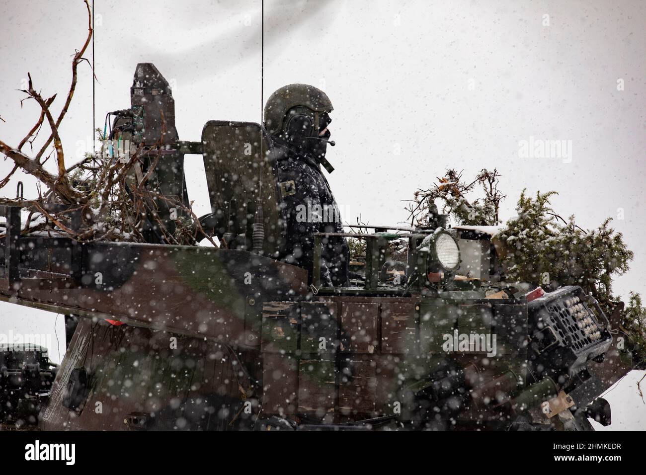 Soldati americani assegnati al Battaglione del 1st, reggimento di fanteria del 4th, manuever un portatore di personale corazzato del M113 durante lo Spirito alleato 22 al Joint multinazionale Readiness Center di Hohenfels, Germania, 31 gennaio 2022. L'Esercito degli Stati Uniti e altre 14 nazioni stanno partecipando ad Allied Spirit, un'esercitazione di addestramento condotta del comando dell'Esercito degli Stati Uniti diretta dall'Europa e dall'Africa, 7th progettata per sviluppare e migliorare l'interoperabilità e la disponibilità dei partner chiave della NATO in tutte le funzioni di combattimento specificate. (STATI UNITI Esercito foto di SPC. Nathaniel Gayle) Foto Stock