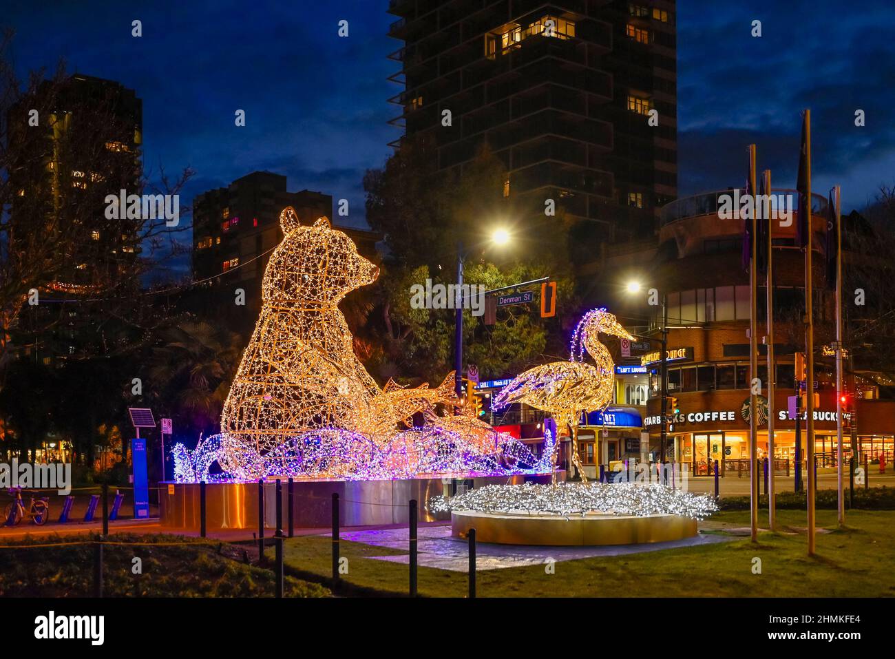 DAVIE, installazione artistica illuminata di Grizzly Bear, Lumiere Festival, Vancouver, British Columbia, Canada Foto Stock