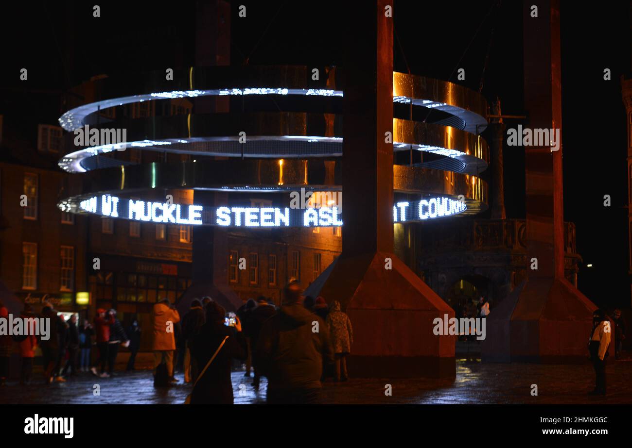 ABERDEEN, SCOZIA - 10 FEBBRAIO 2022: Insieme a Lucid crea, le parole della comunità locale sono mostrate su schermi LCD in tre anelli in un'installazione nel Castlegate come parte del festival Spectra. 10-13 Febbraio, 2022 Foto Stock