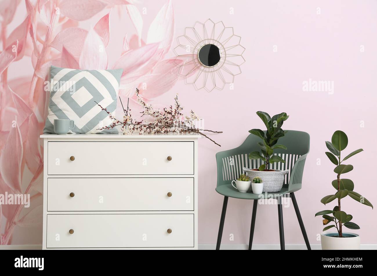 Interno elegante della camera con cassettiera e bellissimi sfondi Foto Stock