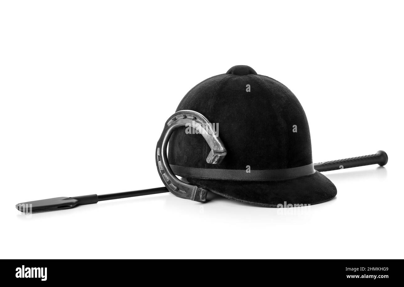 Casco da equitazione e raccolto con ferro di cavallo su sfondo bianco Foto Stock