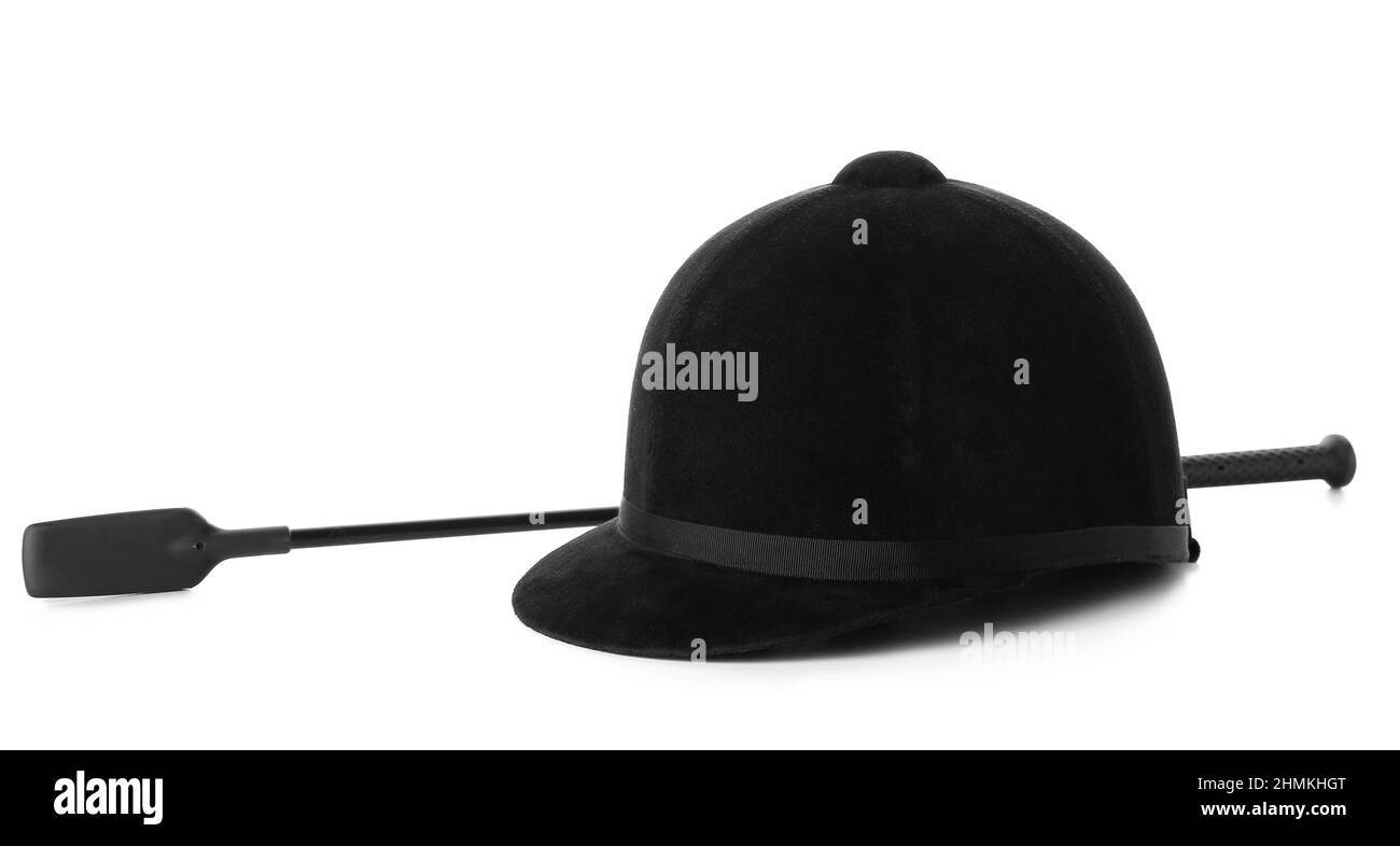 Casco da equitazione e raccolto su sfondo bianco Foto Stock